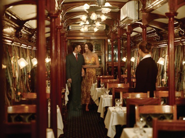 Ασυνήθιστο σαφάρι: Με βραδινό φόρεμα και ρετρό ατμόσφαιρα με πολυτελές τρένο [εικόνες] | iefimerida.gr 1