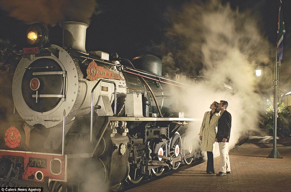 Ασυνήθιστο σαφάρι: Με βραδινό φόρεμα και ρετρό ατμόσφαιρα με πολυτελές τρένο [εικόνες] | iefimerida.gr 3