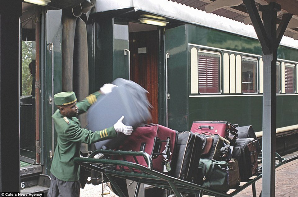 Ασυνήθιστο σαφάρι: Με βραδινό φόρεμα και ρετρό ατμόσφαιρα με πολυτελές τρένο [εικόνες] | iefimerida.gr 4