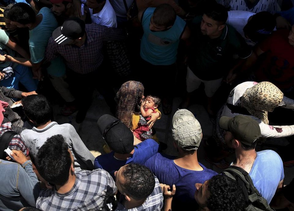 Οι δύο κρίσεις της Ελλάδας: Εννιά φωτογραφίες Ελλήνων στις κορυφαίες του Reuters για το 2015 [εικόνες] | iefimerida.gr 2