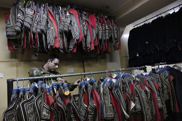 Το Reuters ακολουθεί τα βήματα των τσολιάδων της Προεδρικής φρουράς -«Το κόσμημα του ελληνικού στρατού» [εικόνες] | iefimerida.gr 3