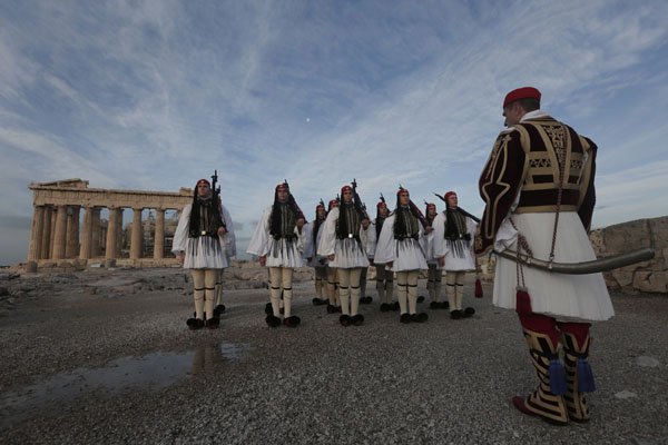 Το Reuters ακολουθεί τα βήματα των τσολιάδων της Προεδρικής φρουράς -«Το κόσμημα του ελληνικού στρατού» [εικόνες] | iefimerida.gr 5