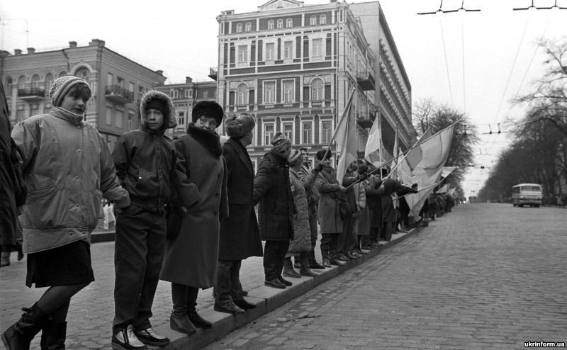 Σήμερα η Ευρωπαϊκή Ημέρα Μνήμης για τα θύματα του κομμουνισμού και του ναζισμού -Τι είναι η Επανάσταση του Τραγουδιού [εικόνες] | iefimerida.gr 0