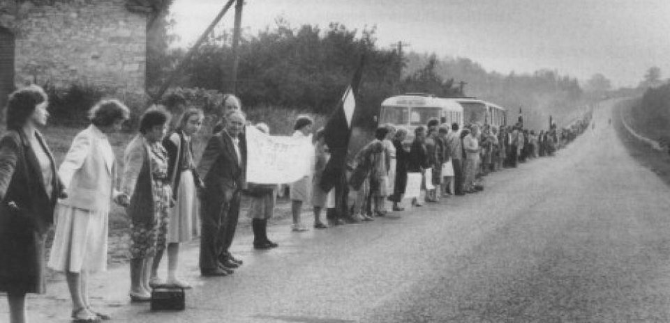 Σήμερα η Ευρωπαϊκή Ημέρα Μνήμης για τα θύματα του κομμουνισμού και του ναζισμού -Τι είναι η Επανάσταση του Τραγουδιού [εικόνες] | iefimerida.gr 1