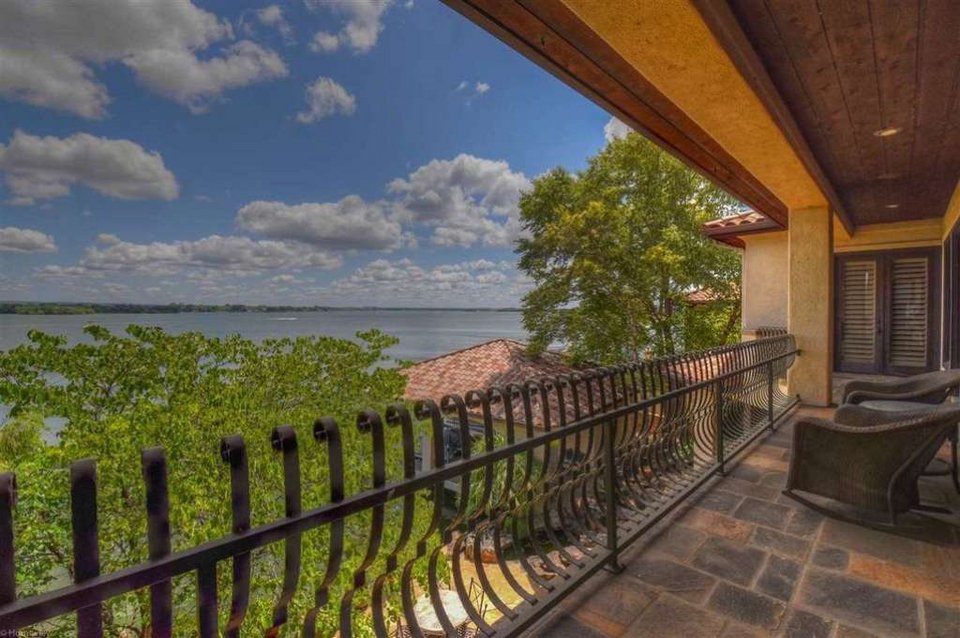 4 εκατ. δολάρια για την ονειρεμένη βίλα του Αμερικανού ΥΠΕΞ -Εξοχικό... κρεμασμένο σε μια λίμνη [εικόνες]  | iefimerida.gr 1