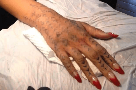 Η Ριάνα αντέχει στον πόνο και κάνει τατουάζ με σφυρί [εικόνες & βίντεο] | iefimerida.gr 2