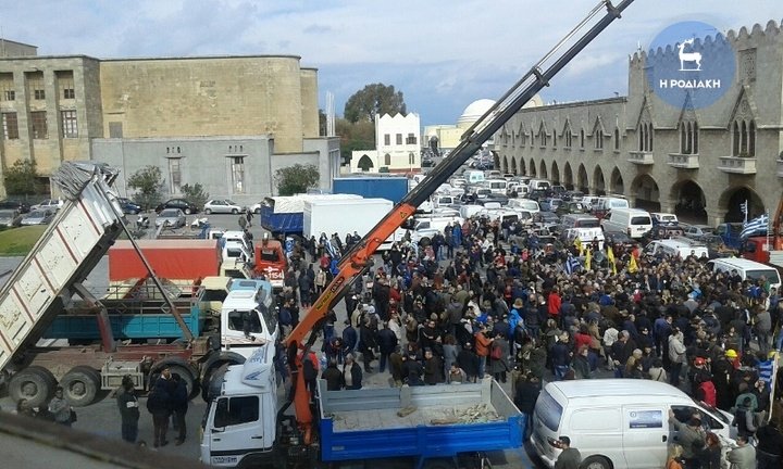 Πλημμύρισε και η Ρόδος από τη διαδήλωση για την απεργία [εικόνες] | iefimerida.gr 1