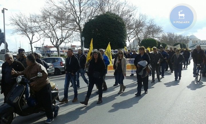 Πλημμύρισε και η Ρόδος από τη διαδήλωση για την απεργία [εικόνες] | iefimerida.gr 7
