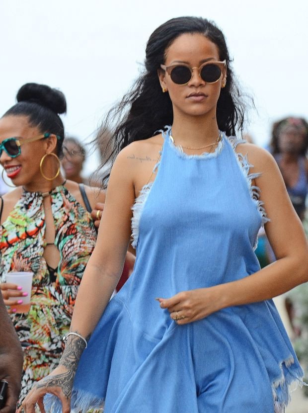 Ριάνα: Με αποκαλυπτικό τζιν παρεό στα Μπαρμπέιντος [εικόνες]   | iefimerida.gr 1