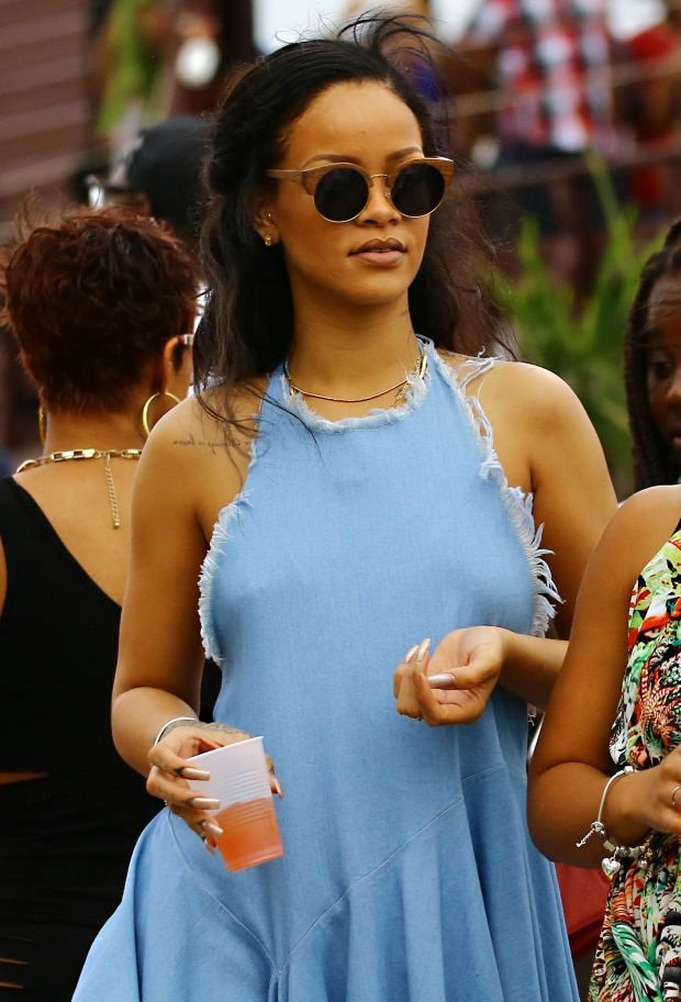 Ριάνα: Με αποκαλυπτικό τζιν παρεό στα Μπαρμπέιντος [εικόνες]   | iefimerida.gr 4