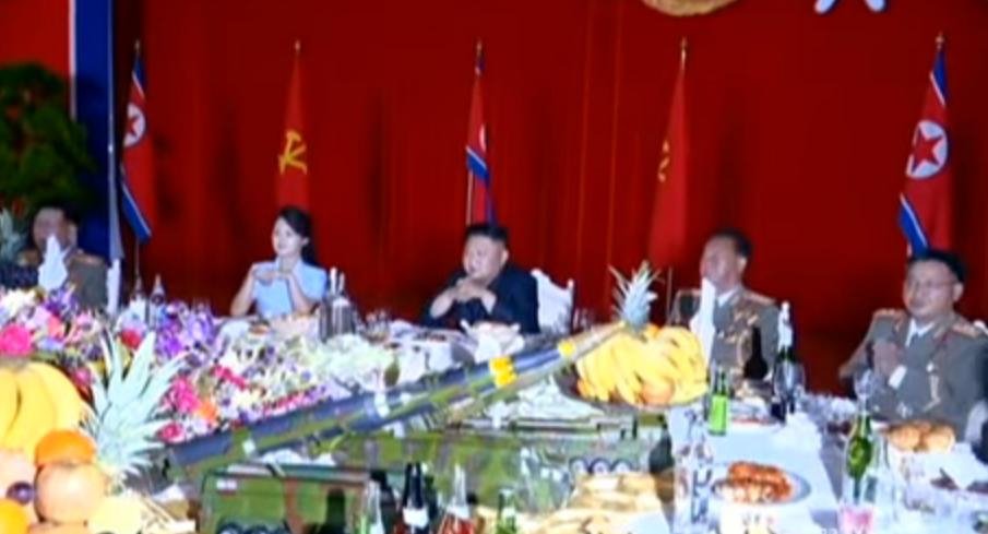 Η σύζυγος του Κιμ Γιονγκ Ουν εμφανίστηκε ξανά, μετά από πολλούς μήνες [βίντεο] | iefimerida.gr 3