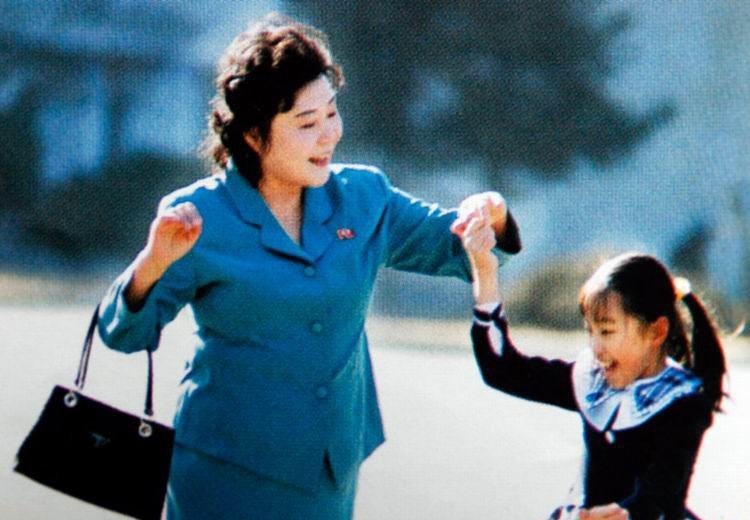 Γιατί το ίντερνετ έχει πάθει εμμονή με την παρουσιάστρια της Βόρειας Κορέας -Η «pink lady» του Ψυχρού Πολέμου [εικόνες] | iefimerida.gr 7