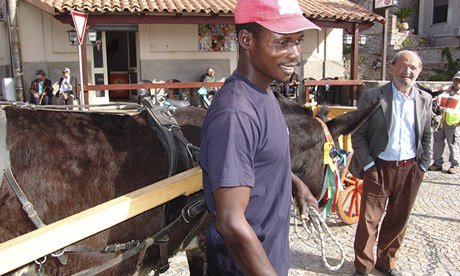 Πώς ένα ιταλικό χωριουδάκι σώθηκε από τους μετανάστες που ξέβρασε η θάλασσα – Το κοινωνικό πείραμα που πέτυχε [εικόνες]  | iefimerida.gr 0