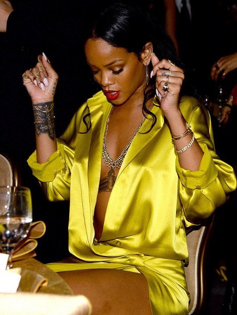 Η Ριάνα ξέχασε πάλι τα εσώρουχα στο σπίτι [εικόνες] | iefimerida.gr 3