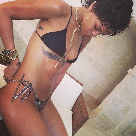 Η Ριάνα κάθησε πάνω στο φωτογραφικό φακό και έβγαλε φωτογραφία τα οπίσθιά της [εικόνες] | iefimerida.gr 1