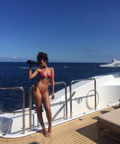 Οι προκλητικές διακοπές της Ριάνα: Δεν μπορεί χωρίς κότερο [εικόνα] | iefimerida.gr 1