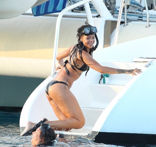 H Ριάνα με μαύρο μπικίνι, μάσκα, αναπνευστήρα και βατραχοπέδιλα! [εικόνες] | iefimerida.gr 0