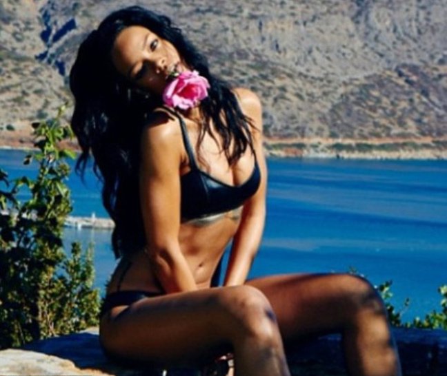 Το μικροσκοπικό μπικίνι και το αισθησιακό φλερτ της Ριάνα με ένα... κάγκελο στη Κρήτη [εικόνες] | iefimerida.gr 1