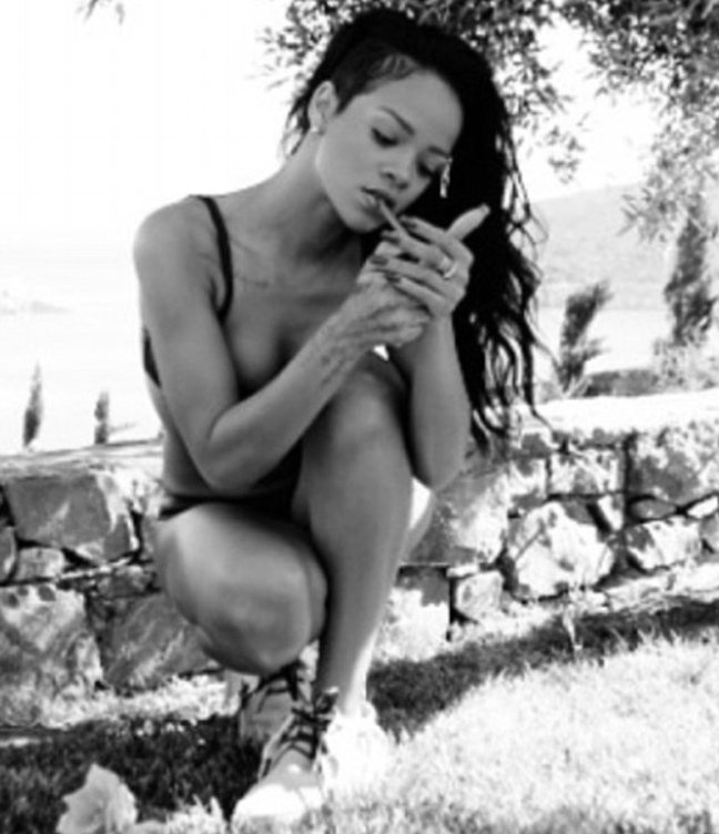 Το μικροσκοπικό μπικίνι και το αισθησιακό φλερτ της Ριάνα με ένα... κάγκελο στη Κρήτη [εικόνες] | iefimerida.gr 4