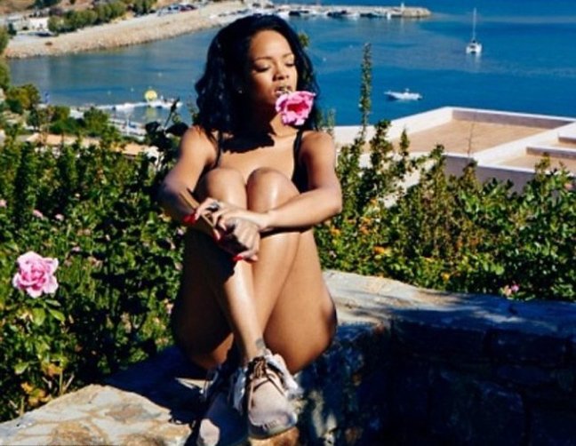 Το μικροσκοπικό μπικίνι και το αισθησιακό φλερτ της Ριάνα με ένα... κάγκελο στη Κρήτη [εικόνες] | iefimerida.gr 3