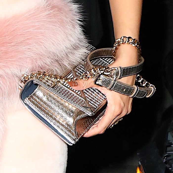 Και το Οσκαρ κακογουστιάς, πάει στη Ριάνα – Ποδαρικό με εμφάνιση που θυμίζει Μαντόνα των '80's [εικόνες] | iefimerida.gr 2