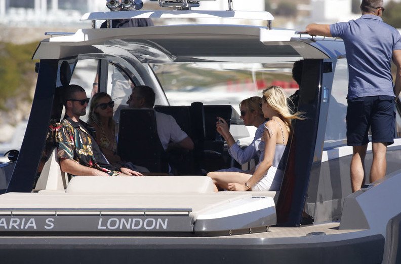 Ο Ριμπολόβλεφ στη Μύκονο με την κατά 24 χρόνια μικρότερη σύντροφό του Ντάρια [εικόνες] | iefimerida.gr 6