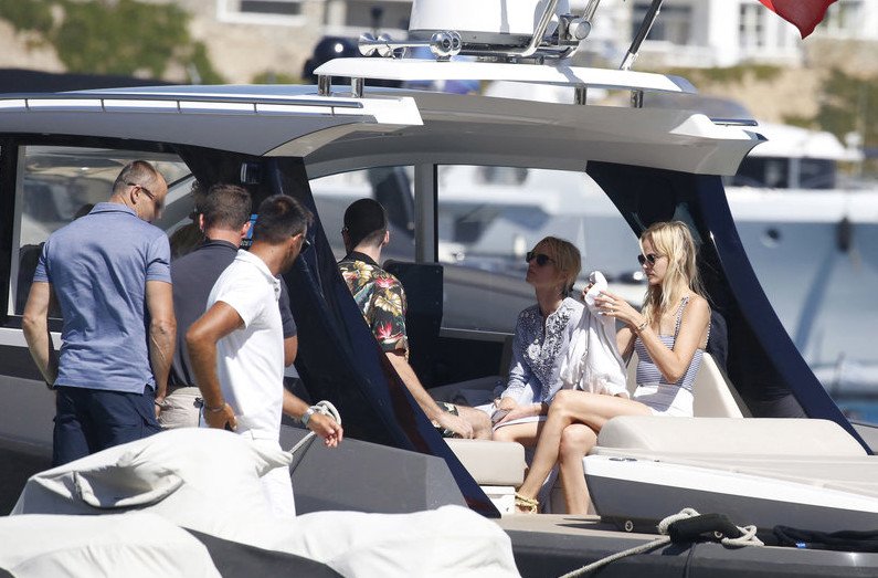 Ο Ριμπολόβλεφ στη Μύκονο με την κατά 24 χρόνια μικρότερη σύντροφό του Ντάρια [εικόνες] | iefimerida.gr 5