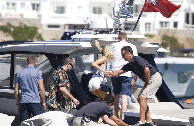 Ο Ριμπολόβλεφ στη Μύκονο με την κατά 24 χρόνια μικρότερη σύντροφό του Ντάρια [εικόνες] | iefimerida.gr 4