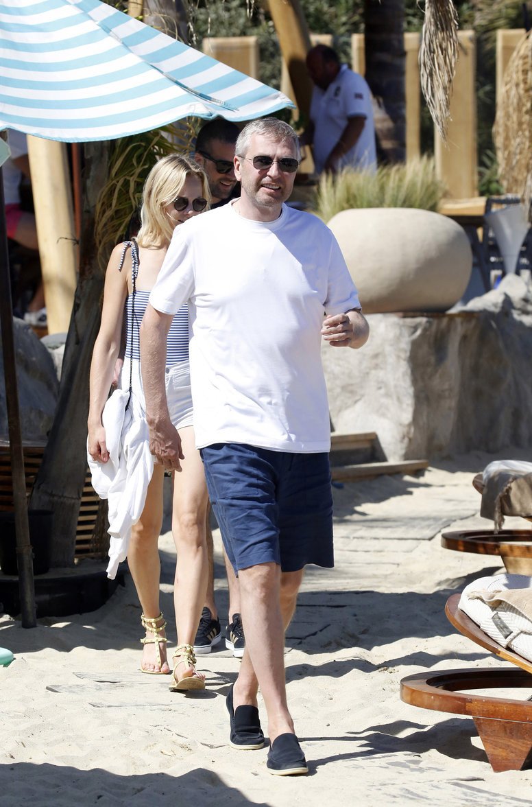 Ο Ριμπολόβλεφ στη Μύκονο με την κατά 24 χρόνια μικρότερη σύντροφό του Ντάρια [εικόνες] | iefimerida.gr 2