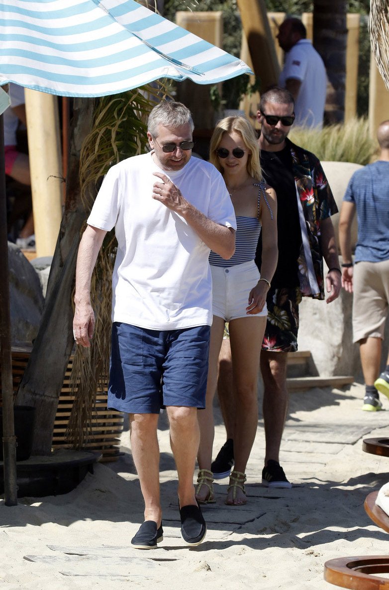 Ο Ριμπολόβλεφ στη Μύκονο με την κατά 24 χρόνια μικρότερη σύντροφό του Ντάρια [εικόνες] | iefimerida.gr 1