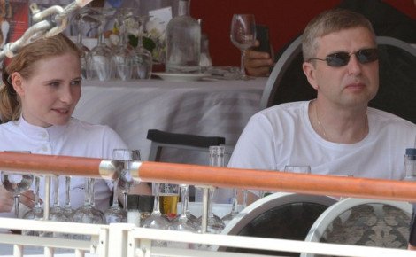 Συνελήφθη η σύζυγος του ιδιοκτήτη του Σκορπιού, Ριμπολόβλεφ: Εκλεψε από τις κόρες της διαμάντι 13,5 εκατ. ευρώ[εικόνες] | iefimerida.gr 1