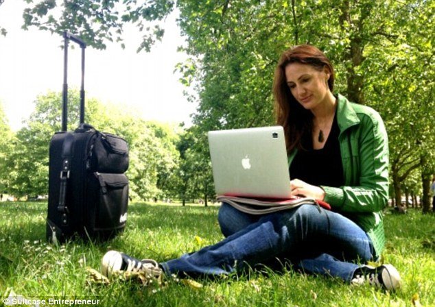 Αστεγη και πάμπλουτη -Η επιχειρηματίας που ζει και δουλεύει έξω με μια βαλίτσα και βγάζει χιλιάδες δολάρια [εικόνες]  | iefimerida.gr 0