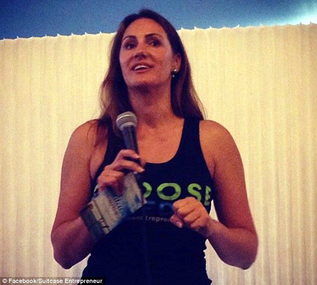 Αστεγη και πάμπλουτη -Η επιχειρηματίας που ζει και δουλεύει έξω με μια βαλίτσα και βγάζει χιλιάδες δολάρια [εικόνες]  | iefimerida.gr 3