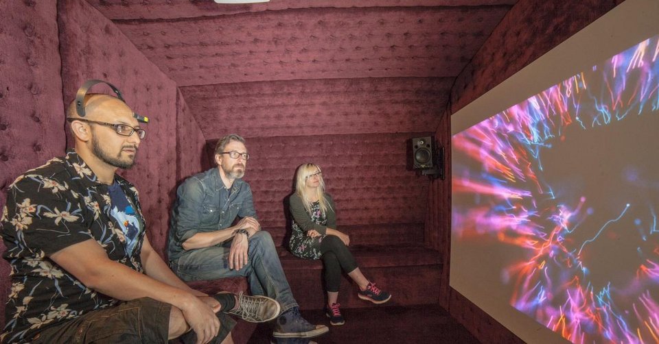 O Ρίτσαρντ Ράμτσερν παρακολουθεί το τελευταίο δημιούργημά του (Φωτογραφία: Twitter) 