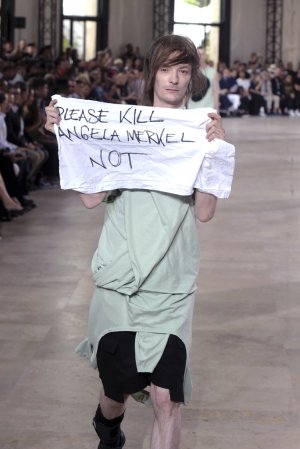 Μοντέλο διαμαρτύρεται σε επίδειξη μόδας: Παρακαλώ σκοτώστε τη Μέρκελ [εικόνα] | iefimerida.gr 0