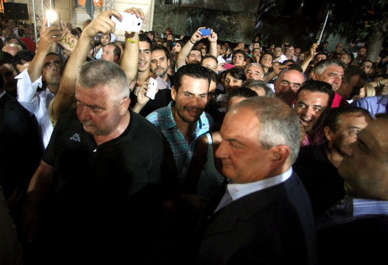 Αποθέωση για Καραμανλή-Σαμαρά στη Ρηγίλλης [εικόνες] | iefimerida.gr 0