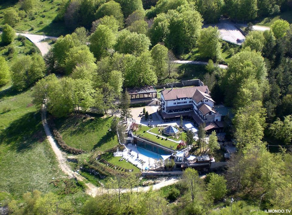 Σοκ: Ο,τι απέμεινε από το ξενοδοχείο στην Ιταλία που θάφτηκε από χιονοστιβάδα [βίντεο] | iefimerida.gr 1