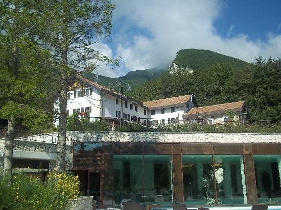 Σοκ: Ο,τι απέμεινε από το ξενοδοχείο στην Ιταλία που θάφτηκε από χιονοστιβάδα [βίντεο] | iefimerida.gr 2