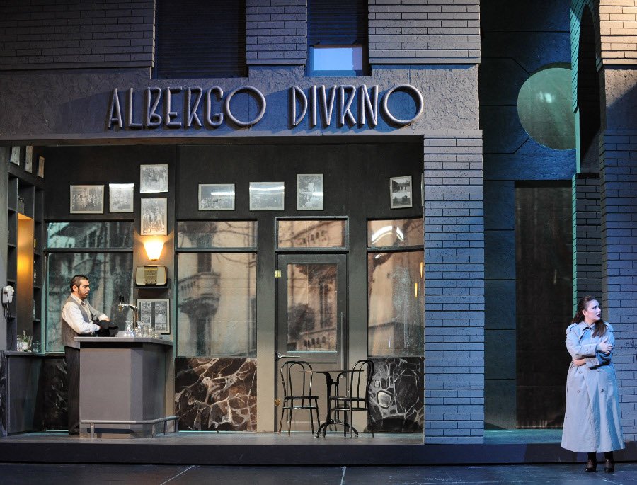 Δείτε το πρώτο ονειρικό σχέδιο από τη νέα παραγωγή της Λυρικής: Ριγολέττος σαν φιλμ νουάρ δια χειρός Νίκου Πετρόπουλου [εικόνα] | iefimerida.gr 1