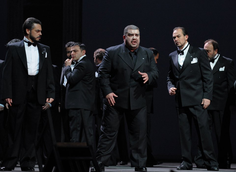 Ο δημοφιλής Ριγολέττος και το αλαζονικό περιβάλλον του Δούκα ζωντανεύουν στην εποχή του Μουσολίνι [βίντεο] | iefimerida.gr 1