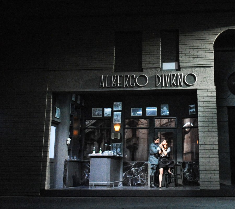 Δείτε το πρώτο ονειρικό σχέδιο από τη νέα παραγωγή της Λυρικής: Ριγολέττος σαν φιλμ νουάρ δια χειρός Νίκου Πετρόπουλου [εικόνα] | iefimerida.gr 3