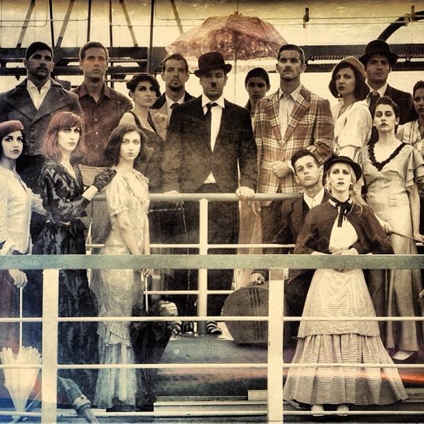 Aγνώριστος: Ο Μαζωνάκης ντυμένος Σαρλό υπό τις οδηγίες του Κωνσταντίνου Ρήγου [εικόνες] | iefimerida.gr 1