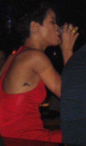 Η Ριάνα μεθυσμένη όσο δεν πάει παραπατάει και κάνει εμετό σε κλαμπ [εικόνες] | iefimerida.gr 2