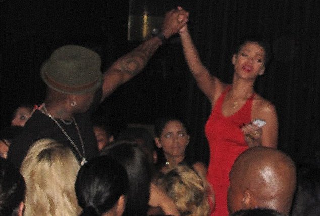 Η Ριάνα μεθυσμένη όσο δεν πάει παραπατάει και κάνει εμετό σε κλαμπ [εικόνες] | iefimerida.gr 4