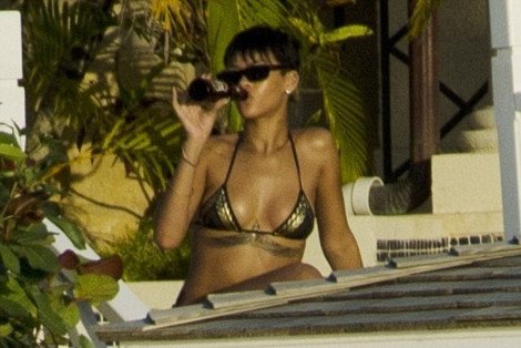 Η Ριάνα με το μαγιό της στα Μπαρμπέιντος πίνει μπύρες για να ξεπεράσει το χωρισμό της [εικόνες] | iefimerida.gr 4