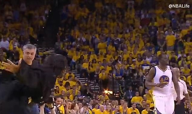 Εξαλλοι οι φαν της Ριάνα με τον αντιπρόεδρο της Apple Music- Της φώναξε να κάτσει κάτω σε αγώνα NBA [εικόνα] | iefimerida.gr 3