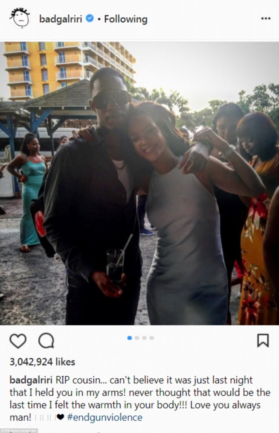 Ξέσπασε σε κλάματα  η Ριάνα στην κηδεία του ξαδέρφου της που πέθανε από πυροβολισμό [εικόνες] | iefimerida.gr 2