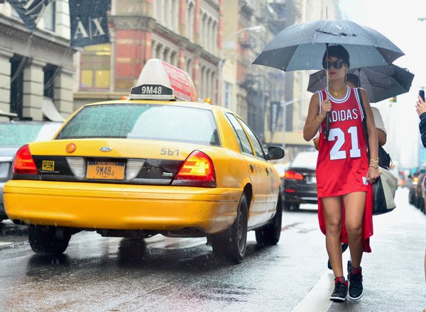 Ριάνα: Φόρεσε ένα μακό κι ένα χρυσό κολιέ και βγήκε [εικόνες] | iefimerida.gr 1