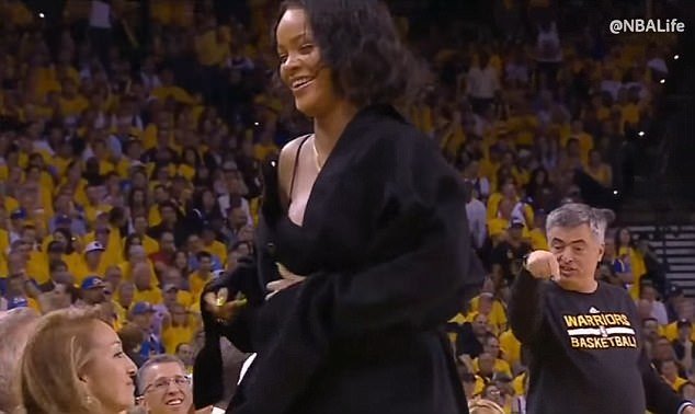 Εξαλλοι οι φαν της Ριάνα με τον αντιπρόεδρο της Apple Music- Της φώναξε να κάτσει κάτω σε αγώνα NBA [εικόνα] | iefimerida.gr 1