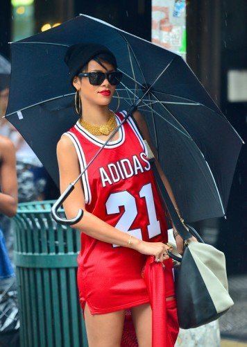 Ριάνα: Φόρεσε ένα μακό κι ένα χρυσό κολιέ και βγήκε [εικόνες] | iefimerida.gr 2